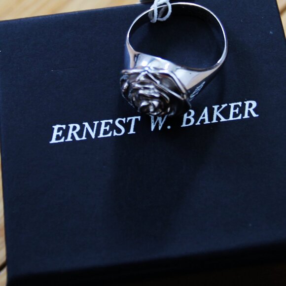 BNWT AW24 ERNEST W. BAKER ROSE SIGNET RING L - Picture 2 of 3